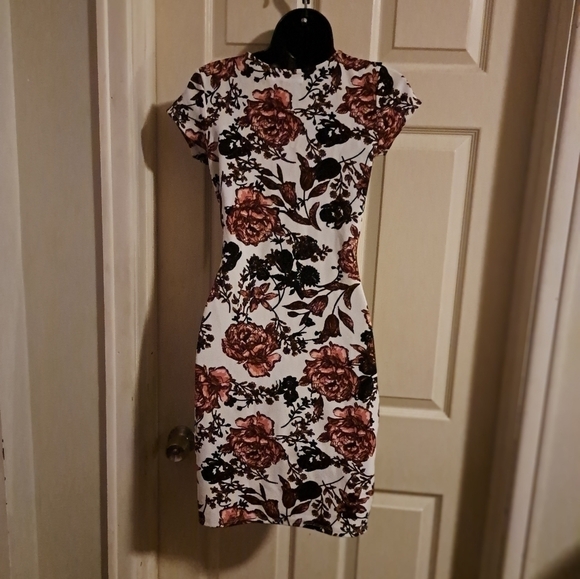 Almost famous floral dress size small - Picture 6 of 7